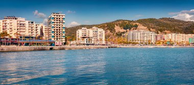 Vlore şehrinin panoramik yaz manzarası. Adriyatik Denizi 'nin harika ilkbahar manzarası. Arnavutluk, Avrupa 'nın göz kamaştırıcı manzarası. Seyahat konsepti arka planı.
