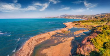 Hava manzarası fotoğrafçılığı. Sicilya, İtalya ve Avrupa 'nın güneybatı kıyısındaki Agrigento ili, Sciacca kasabasının çarpıcı bahar manzarası. Akdeniz 'in muhteşem sabah deniz manzarası. 