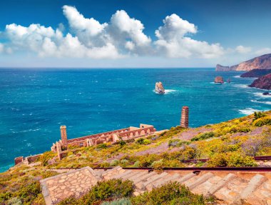 Havadan deniz manzarası. Arka planda Porto Corallo ile Laveria Lamarmora 'nın antik kalıntılarının nefes kesici yaz manzarası. İtalya, Sardinya 'nın çok güzel bir sabah manzarası. Akdeniz manzarası.