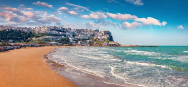 Güzel deniz manzarası. Peschici halk plajının panoramik yaz manzarası, İtalya, Avrupa, Foggia ili. Adriyatik Denizi 'nin heyecanlı sabah manzarası. Seyahat konsepti arka planı.