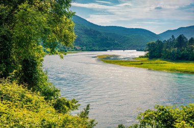 Güzel bir yaz manzarası. Trebisnjica Nehri 'nin renkli sabah manzarası. Bosna-Hersek, Avrupa 'daki Lastva köyünün manzaralı yaz manzarası. Akdeniz ülkelerinin güzel dünyası.