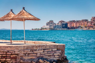 Saranda 'nın güneşli bahar şehri. Arnavutluk 'un güneyindeki Riviera, Avrupa' nın inanılmaz yaz manzarası. Hasır şemsiyeli İyon Denizi 'nin büyüleyici sabah sahnesi.