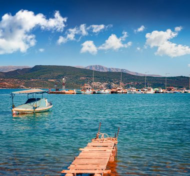 Madouri Sahili 'nin muhteşem sabah manzarası. İyon Denizi 'nin büyüleyici yaz deniz manzarası. Lefkada Adası, Yunanistan, Avrupa 'nın açık hava manzarası. Seyahat konsepti arka planı.