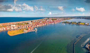 Sottomarina şehrinin insansız hava aracı görüntüsü. Adriyatik Denizi 'nin büyüleyici yaz deniz manzarası. İtalya, Avrupa 'nın sabah hava sahnesi. Seyahat konsepti arka planı