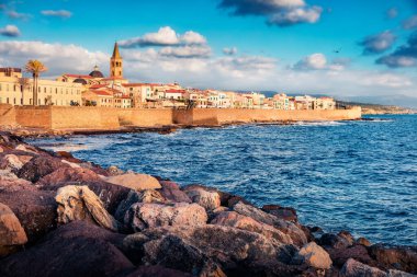 Sassari, İtalya ve Avrupa 'nın Alghero şehrinin harika akşam manzarası. Sardunya adasının muhteşem yaz manzarası, Akdeniz manzarası. Seyahat konsepti arka planı.