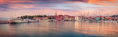 Eski balıkçı kasabası Isola 'nın panoramik akşam manzarası. Adriyatik Denizi 'nin inanılmaz bahar deniz manzarası. Slovenya, Avrupa 'nın güzel açık hava manzarası. Seyahat konsepti arka planı. 