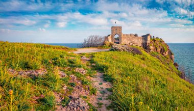 Kaliakra kalesinin büyüleyici sabah manzarası. Bulgaristan ve Avrupa 'nın muhteşem manzarası. Karadeniz 'in çekici bahar deniz manzarası. Seyahat konsepti arka planı.