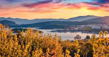 Ksamil kasabasında büyüleyici bir bahar gündoğumu. İyon Denizi 'nin muhteşem deniz manzarası. Çiçeklerin çiçek açtığı Butrint Ulusal Parkı 'nın muhteşem manzarası, Arnavutluk ve Avrupa.