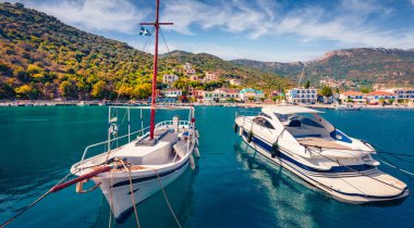 Arcadia 'daki Tyros limanı, turist ve eski deniz kasabasının parlak yaz manzarası. Myrtoan Denizi 'nin güzel sabah deniz manzarası. Mora Yarımadası, Yunanistan ve Avrupa 'nın açık hava manzarası.