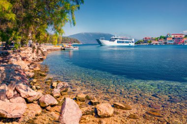 Fiskardo limanına giden feribotun varışı. İyon Denizi 'nin muhteşem deniz manzarası. Kefalonia Adası, Yunanistan, Avrupa 'nın çekici açık hava manzarası. Seyahat konsepti arka planı.