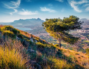 Güzel Sicilya manzarası. Pizzo Trigna e Grotta Mazzamuto Milli Parkı 'nın renkli sabah manzarası. Sicilya, İtalya 'nın büyüleyici yaz manzarası. Doğa konseptinin güzelliği.