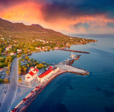 St. Georgios limanında dramatik bir yaz gündoğumu. Peloponnese yarımadası, Yunanistan, Avrupa 'nın muhteşem sabah manzarası. Myrtoan Denizi 'nin muhteşem deniz manzarası. Seyahat konsepti arka planı.
