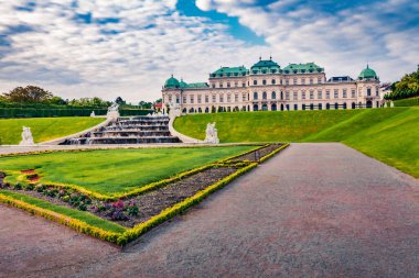 Vienna, AUSTRIA-MAYIS 17, 2016. Johann Lukas von Hildebrandt 'ın Savoy Prensi Eugene için yaptığı ünlü Belvedere parkının renkli bahar manzarası. Viyana 'da güneşli bir sahne.
