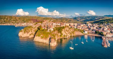 Agropoli limanından mükemmel bir gece görüşü. Akdeniz 'in heyecan verici yaz deniz manzarası. Seyahat konsepti arka planı