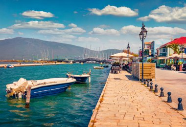 Avrupa 'nın antik şehirlerine zarar vermek. Lefkada şehrinin harika sabah manzarası, Lefkada adasının başkenti, Yunanistan, Avrupa. İyon Denizi 'nin parlak yaz deniz manzarası. 