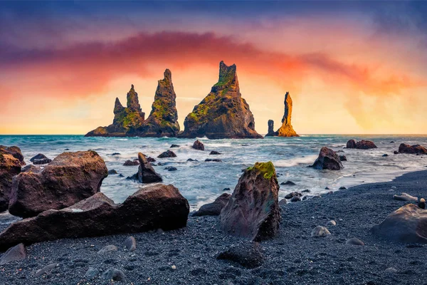 Atlantik Okyanusu Nun Muhteşem Deniz Manzarası Reynisdrangar Kayalıklarında Muhteşem Bir — Stok fotoğraf