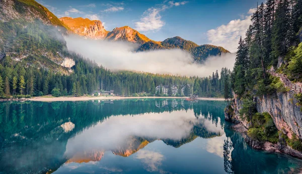 Bellissimo Paesaggio Estivo Foggy Vista Mattutina Braies Pragser Wildsee Lago — Foto Stock