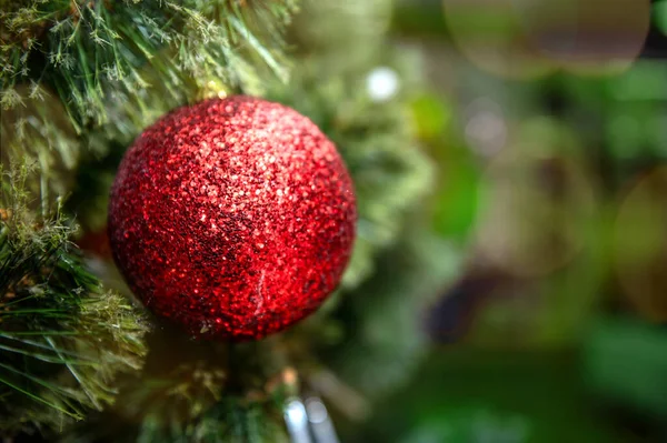 Bola Vermelha Natal Árvore Natal Decorações Ano Novo Fundo Natal — Fotografia de Stock
