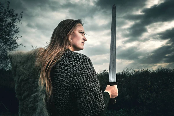 劇的な空の下で中世の戦士のイメージの女性の肖像画 中世のチェーンメールの美しい女性 — ストック写真