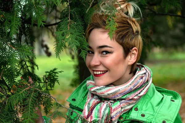 Una Joven Sonriente Aire Libre Retrato Mujer Sonriente Con Pelo — Foto de Stock