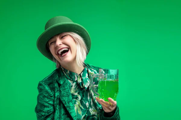 Schöne Frau Als Kobold Mit Grünem Irischen Bier Gekleidet Patricks — Stockfoto