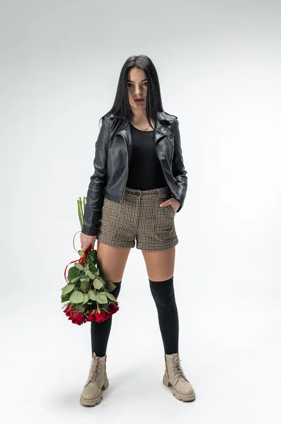 Gyönyörű Barna Kezében Egy Csokor Vörös Rózsával Valentin Nap Nemzetközi — Stock Fotó
