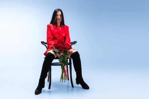 Schöne Brünette Roter Jacke Mit Einem Strauß Roter Rosen Valentinstag — Stockfoto