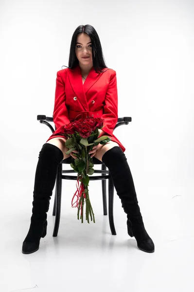 Schöne Brünette Roter Jacke Mit Einem Strauß Roter Rosen Valentinstag — Stockfoto