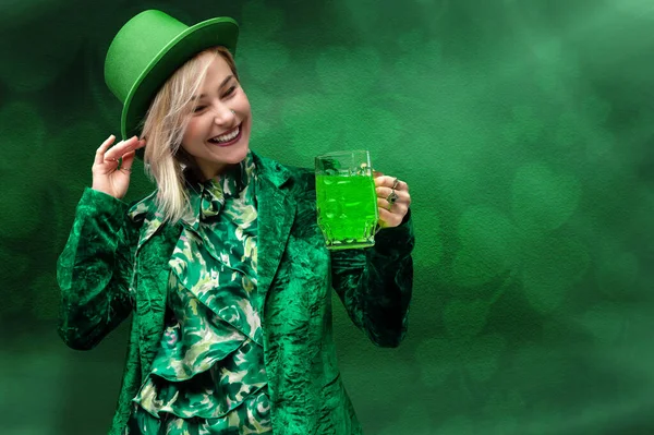 Aziz Patrick Günü Leprikon Modeli Kız Elinde Yeşil Sihirli Arka — Stok fotoğraf