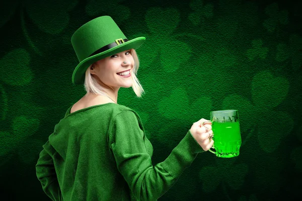 Aziz Patrick Günü Leprikon Modeli Kız Elinde Yeşil Sihirli Arka — Stok fotoğraf
