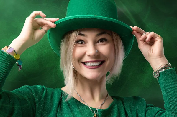 Aziz Patrick Günü Leprikon Kızı Yeşil Sihirli Arka Planda Yonca — Stok fotoğraf