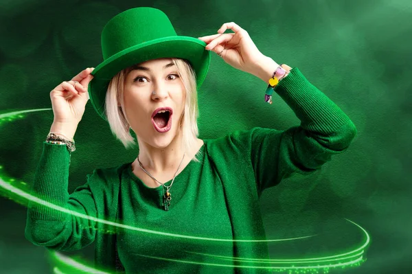 Aziz Patrick Günü Leprikon Kızı Yeşil Sihirli Arka Planda Yonca — Stok fotoğraf