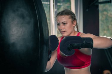 Garaj spor salonunda boks yapan kadın.