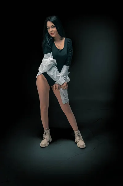 Полнометражный Портрет Молодой Брюнетки Тёмном Фоне Модная Женщина — стоковое фото