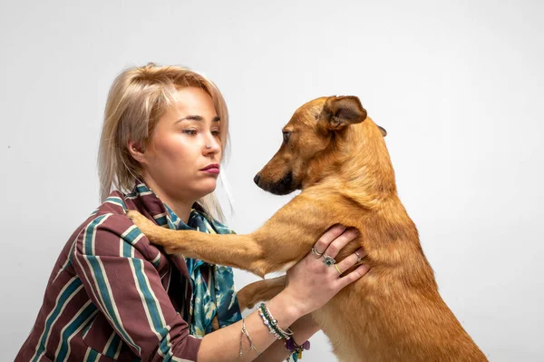 Söt Ung Kvinna Kysser Och Kramar Sin Byracka Kärlek Mellan — Stockfoto