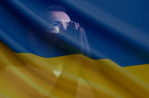 Een Biddende Man Onder Oekraïense Vlag Stop Oorlog Oekraïne Bid — Stockfoto