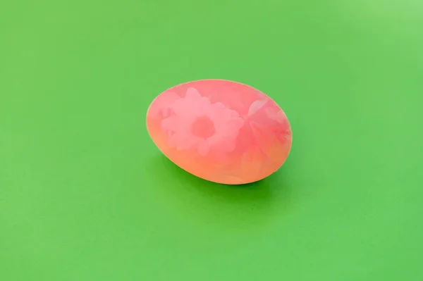 绿色背景的复活节彩蛋 由红色复活节彩蛋制成的复活节创意布局 — 图库照片