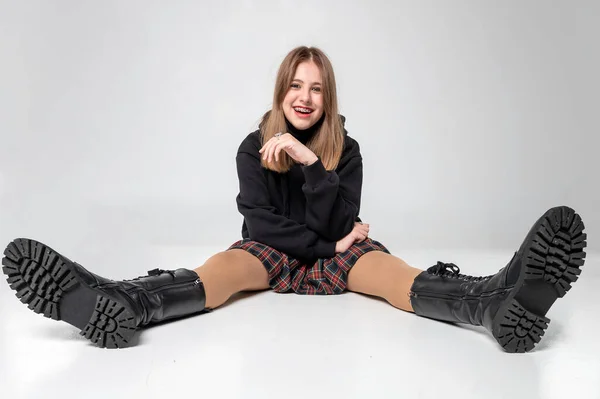 Studioporträt Eines Fröhlichen Teenagers Schöne Teenager Mädchen Sitzt Auf Einem — Stockfoto