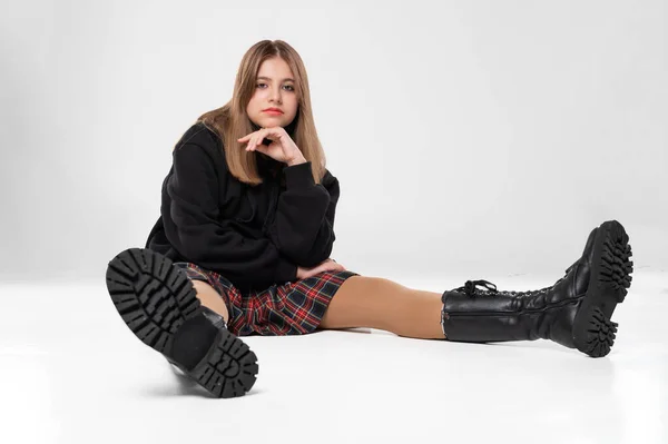 Studioporträt Eines Fröhlichen Teenagers Schöne Teenager Mädchen Sitzt Auf Einem — Stockfoto