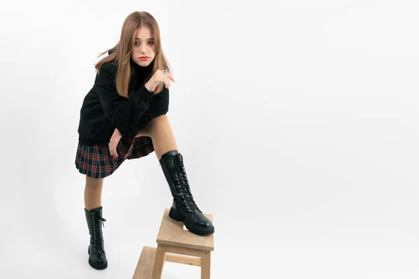 Tinédzser Lány Szoknyában Fehér Háttérrel Pózol Stúdióban Egy Skót Szoknyás — Stock Fotó