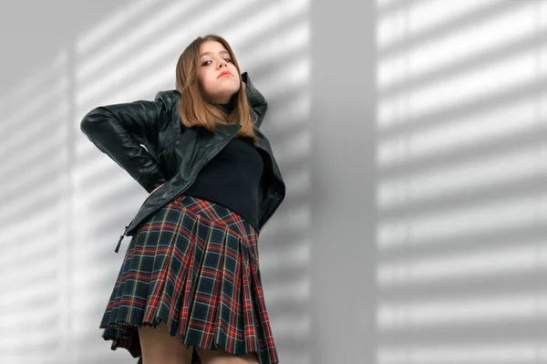 Teenager Mädchen Einem Rock Posiert Studio Auf Weißem Hintergrund Porträt — Stockfoto