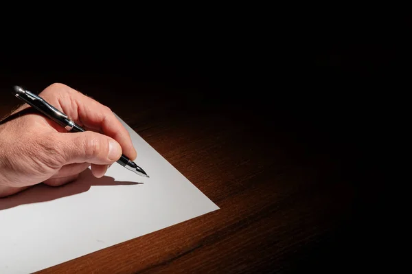 Beyaz Kağıda Kalemle Yazar Bir Belgeyi Elle Imzalamak — Stok fotoğraf