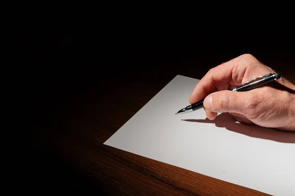 Hånden Skriver Hvitt Papir Med Penn Håndsignering Dokument – stockfoto