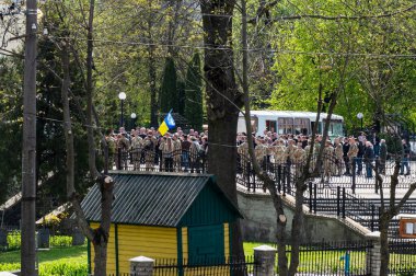 RIVNE, UKRAINE - Mayıs 06, 2022. Tapınağın yakınındaki merhum Ukraynalı askerin cenazesi. Ukrayna 'da Savaş