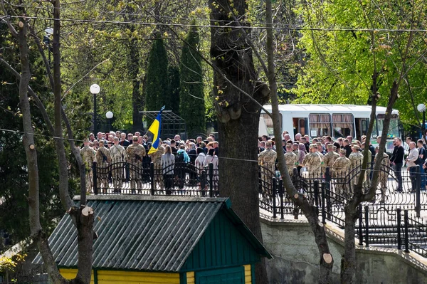 RIVNE, UKRAINE - Mayıs 06, 2022. Tapınağın yakınındaki merhum Ukraynalı askerin cenazesi. Ukrayna 'da Savaş