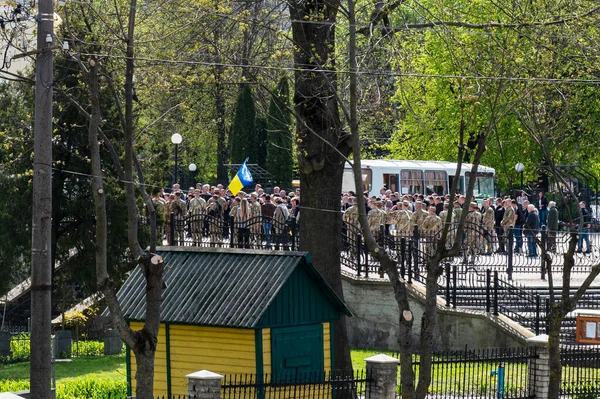 RIVNE, UKRAINE - Mayıs 06, 2022. Tapınağın yakınındaki merhum Ukraynalı askerin cenazesi. Ukrayna 'da Savaş