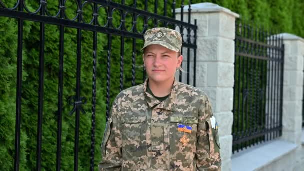 Mooie Vrouwelijke Soldaat Van Het Oekraïense Leger Glimlacht Kijkend Naar — Stockvideo