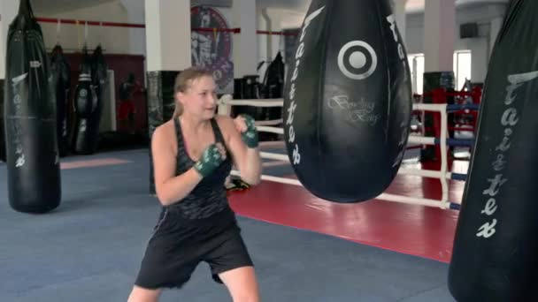 Rivne Ukraine July 2021 Aggressive Strong Woman Boxing Punching Bag — стоковое видео