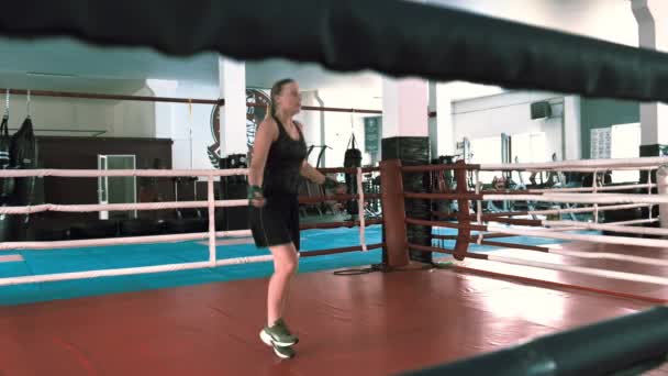 Entrenamiento Club Lucha Con Cuerda Salto Peleadora Profesional Está Entrenando — Vídeo de stock