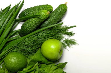 Sağlıklı gıda ürünlerinin teslimatı ya da alımı. Yeşil yemek, sebze, meyve, bitki. Yiyecek konsepti